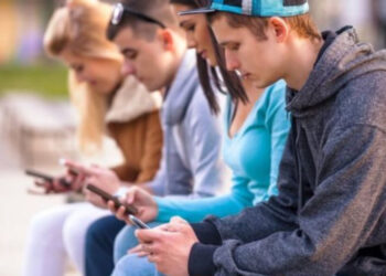 أوروبا تقرر رفع سن استخدام التواصل الاجتماعي.. هل آن أوان إعادة تعريف سن الطفولة الرقمية؟