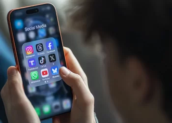 بين الحظر والتنظيم.. معركة حماية الأطفال في العالم الرقمي