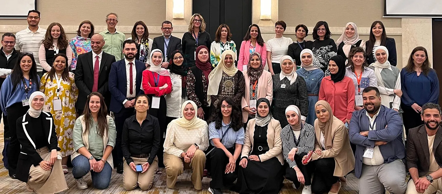 في أبريل 2024، اجتمعت قرابة 100 امرأة من مختلف أنحاء منطقة الشرق الأوسط وشمال أفريقيا (MENA) في فندق موفنبيك في عمّان، الأردن. وبفضل جدول أعمال طموح امتد على مدار يومين، كانت هذه القمة الإقليمية الأكبر من نوعها على الإطلاق في منطقة الشرق الأوسط وشمال أفريقيا
